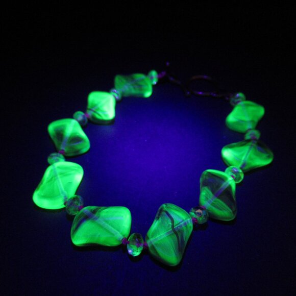 Uranium glass bracelet - Picture 1 of 10